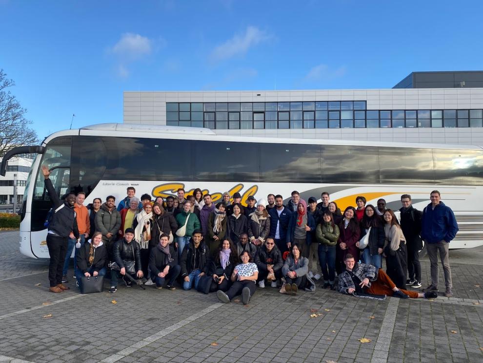 Exkursion zur Meyer-Werft: Gruppenfoto vor Bus