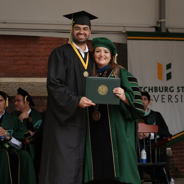 Paras Kumar und Universitätspräsidentin Donna Hodge bei der Urkundenübergabe in Fitchburg