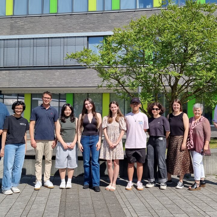The jury and the competition entrants are gathered together on the Kamp-Lintfort campus.