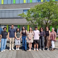 Die Jury und Teilnehmenden des Wettbewerbs stehen gemeinsam auf dem Campus Kamp-Lintfort.
