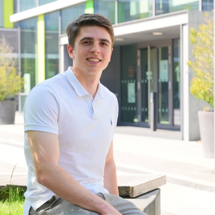 Felix Engeln Portrait Felix Engeln auf dem Campus