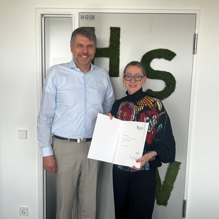 Dr. Locker-grütjen hat Dr. Dani Kranz eine Honoratprofessursurkunde überreicht