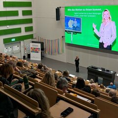 After explaining how the weather reaches us, the audience, Claudia Kleinert from Rhein-Waal University of Applied Sciences went on to explain the consequences of climate change for the Lower Rhine region, amongst other places,