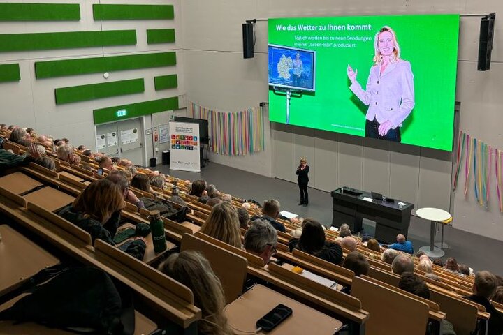 Nach der Erklärung, wie das Wetter zu uns Zuschauer*innen kommt, erklärte Claudia Kleinert an der Hochschule Rhein-Waal, welche Folgen der Klimawandel unter anderem für den Niederrhein hat,