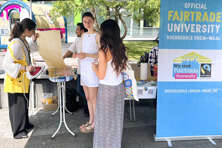 Studierende auf dem Freshers' Market im September 2025
