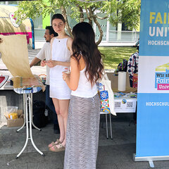 Studierende auf dem Freshers' Market im September 2025