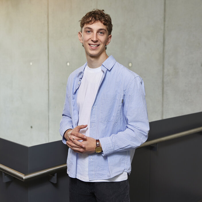 Portraitbild Cédric Nico Forneck im Treppenhaus der HSRW