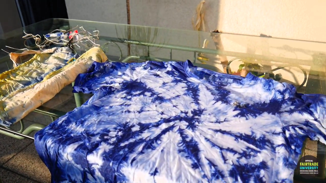 Dieses Video zeigt dir, wie du mit Batiktechniken Schals, Taschen oder alte Kleidungsstücke kreativ gestalten kannst. Verleihe alten Textilien einen neuen Look und probier dich selbst einmal im Upcycling aus!