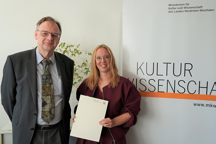 v.l.n.r.: Ministerialdirigent Ralf Thönnissen, Ministerium für Kultur und Wissenschaft des Landes Nordrhein-Westfalen (MKW NRW) und Dr. Annett Schmeck (Kanzlerin Hochschule Rhein-Waal)