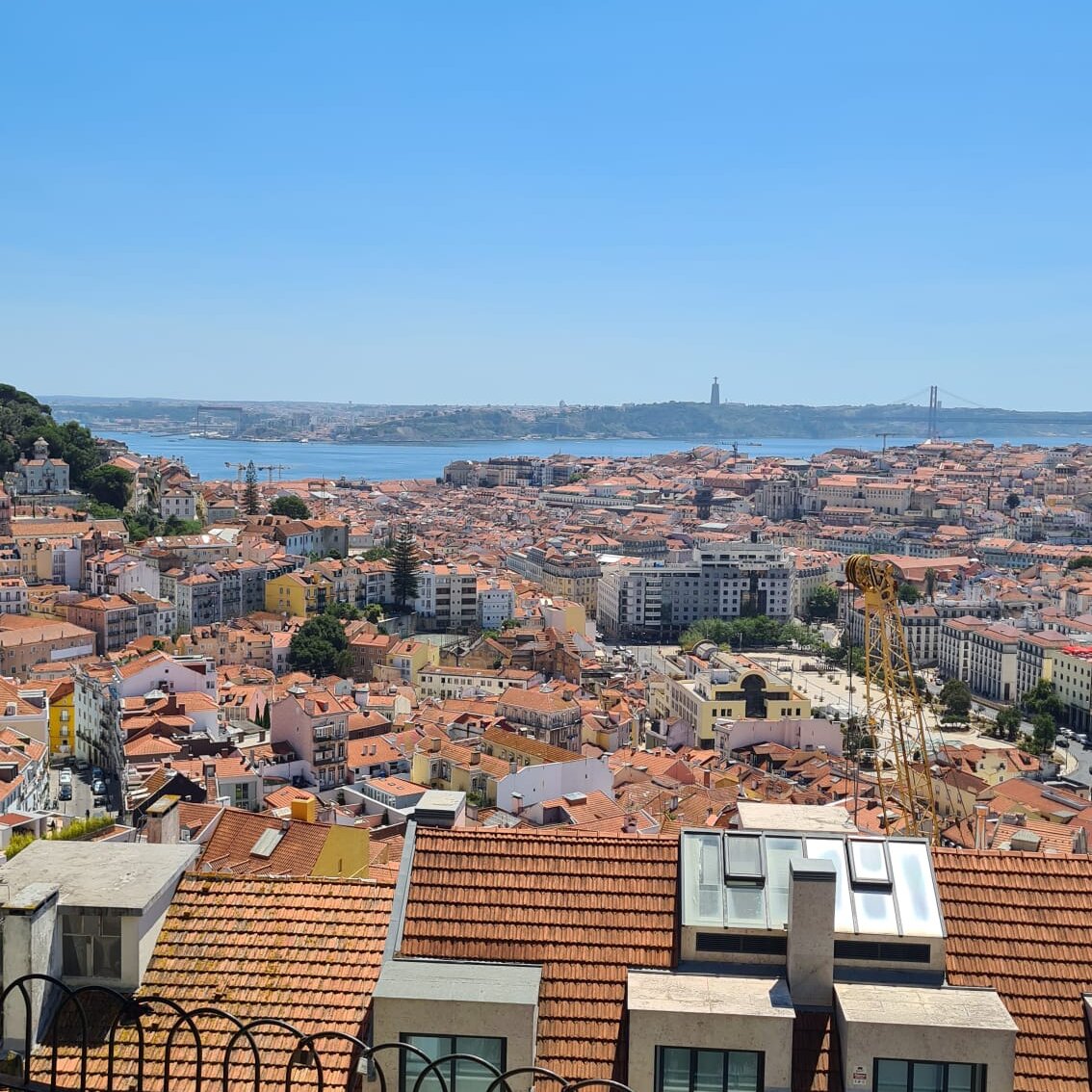 Foto von den Dächern der Stadt Lissabon 