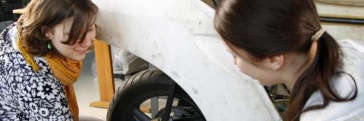 zdi-Workshop „Kfz-Technik für Mädchen“ am Berufskolleg des Kreises Kleve in Geldern