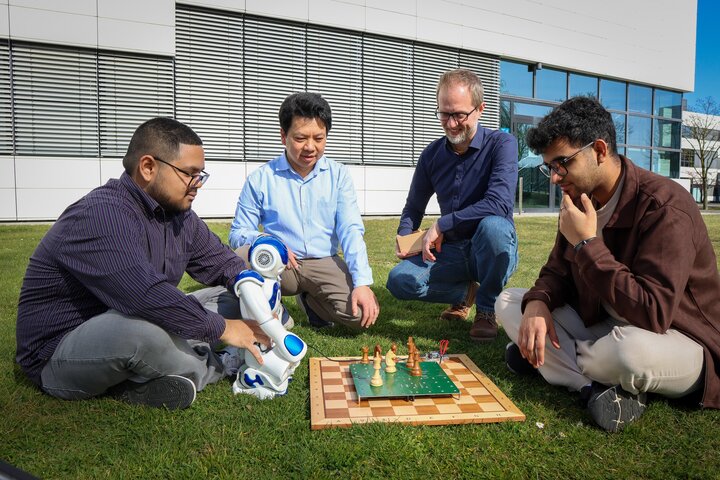 Studierende entwickeln intelligentes Schachbrett