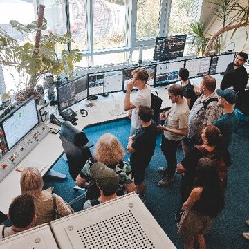 Studierende im Steuerraum des Radioobservatoriums Effelsberg