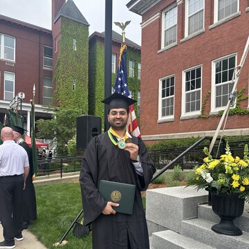 Paras Kumar vor dem Universitätsgebäude in Fitchburg