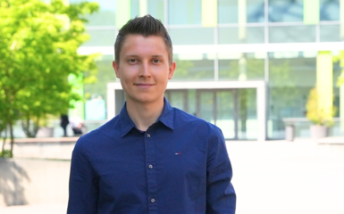 Portraitbild Jan Lorbach auf dem Campus