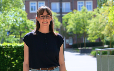 Portraitbild Kira Hauschildt auf dem Campus