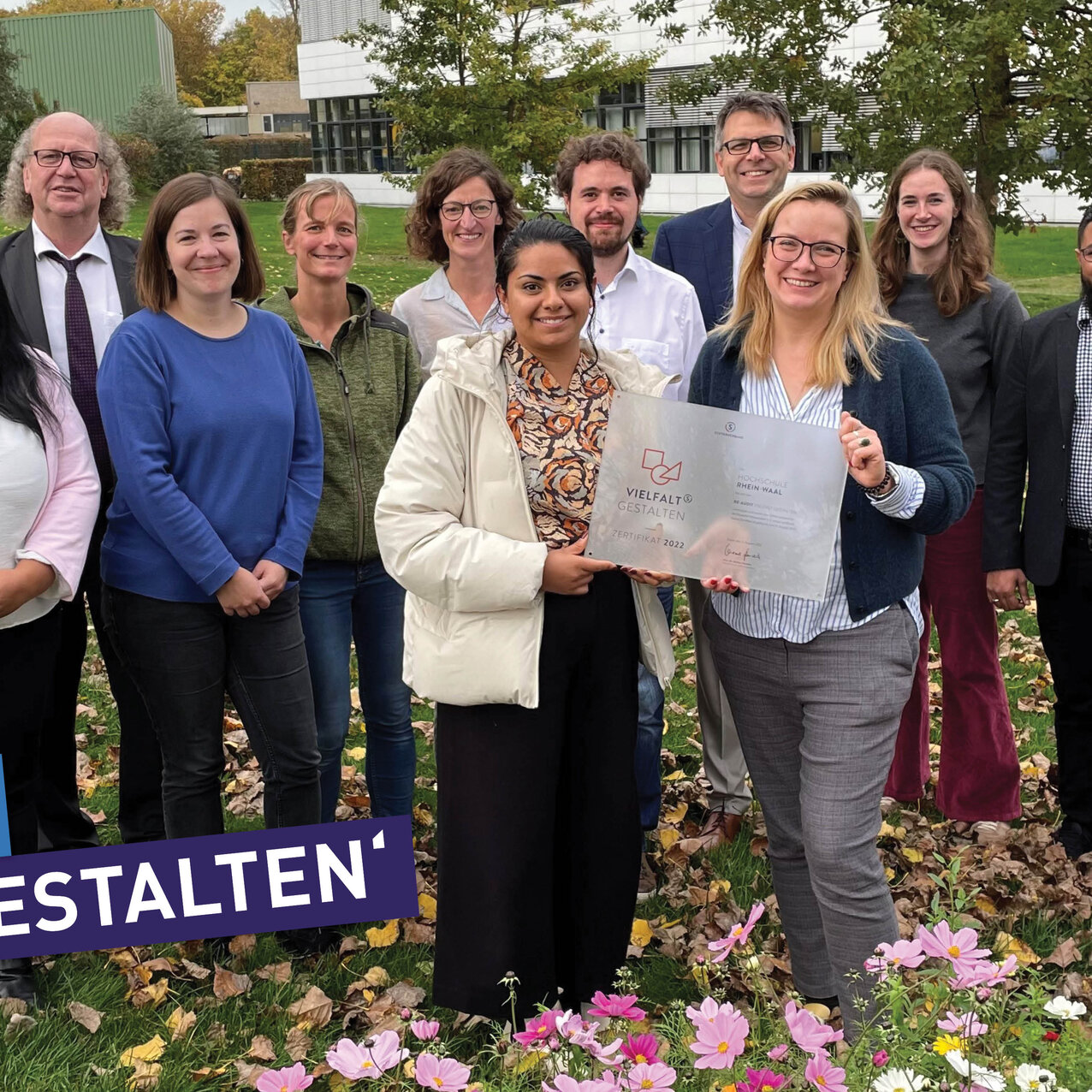 Beteiligte HSRW-Akteur*innen, allen voran ehemalige und aktuelle Mitglieder der Kommission für Diversity, sind für ein gemeinsames Bild mit Präsident und Vizepräsidentin zusammengekommen.