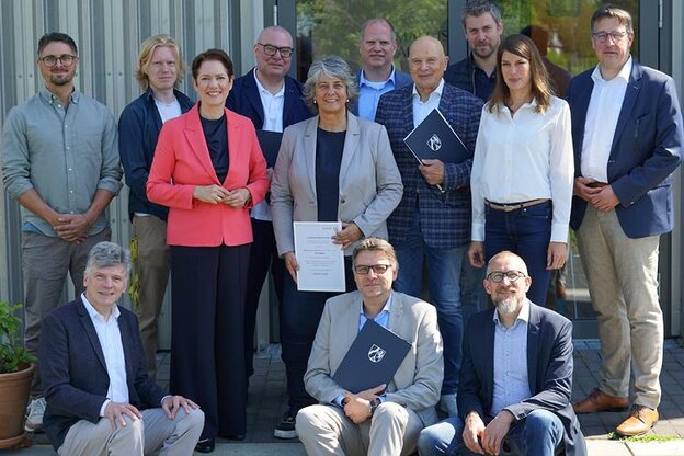 Standing, from left to right: Johannes Pfeifer, HSRW, Jan Sonntag, HSRW; Minister Silke Gorißen, Prof. Dr.-Ing. Ido Iurgel, HSRW, Birgit Mosler, Marvelous Software Solutions UG, Kalkar; Dr Daniel Kurth, Coduct Solutions GmbH, Kamp-Lintfort; Arno Ingenlath, GeSa mbH, Alpen; Dr Josef Franko, AI.Land, Krefeld, Prof. Dr Kathrin Weidner, HSRW, René Schneider, Member of the State Parliament; Seated, from left to right: Prof. Dr.-Ing. Rolf Becker, HSRW and project consortium leader, Prof. Dr. Oliver Locker-Grütjen, President of HSRW, Prof. Dr. Florian Wichern, HSRW