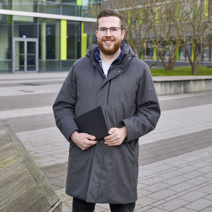 Konrad-Uwe Schrader aus Deutschland Porträt von Konrad-Uwe Schrader, Student aus Deutschland, steht auf dem Universitätsplatz.