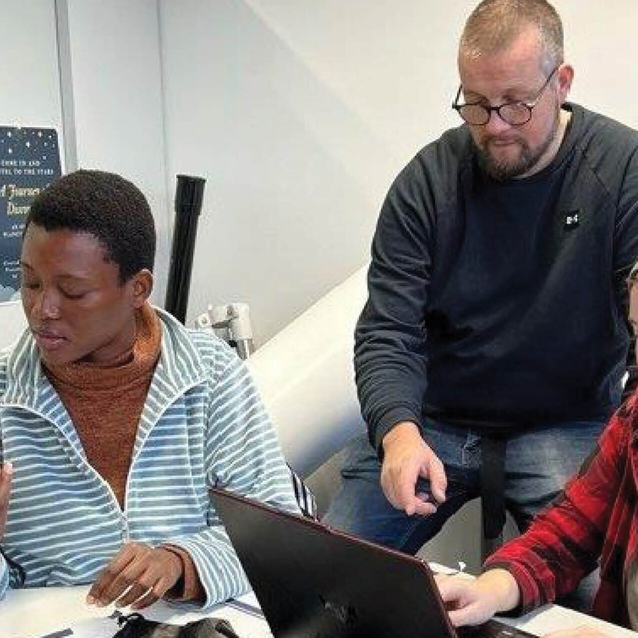 von links nach rechts: Ariana Sopaj, Bateatey Achale, Prof. Dr. Alexander Struck und Michaela Schnappinger