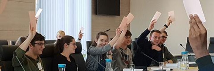 Parlamentarische Debatte von Schülerinnen und Schülern zum Thema „Wem gehört die Stadt?“