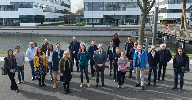1_Newly elected Chair of the Senate: Prof. Dr Gregor van der Beek (left) and Mia Parker
2_The university’s Senate members with the newly elected Chair (centre)