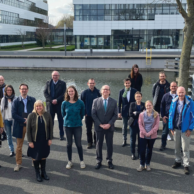1_Neu gewählte Vorsitzende des Senats: Prof. Dr. Gregor van der Beek (links) und Mia Parker
2_Die Senatsmitglieder der Hochschule mit den neu gewählten Vorsitzenden (mittig)