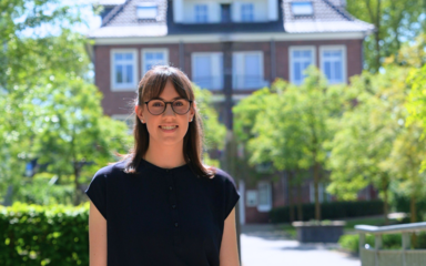 Praxisnah studieren, sicher verdienen Portraitbild Kira Hauschildt auf dem Campus