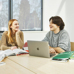 Two students are studying together in the group study room at the Kamp-Lintfort Library