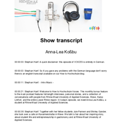 Das Logobild zum Podcast zeigt von links nach rechts verschiedenfarbige Lautsprecherkabel, ein Mikrofon, einen Lautsprecher und einen Coffee to go Becher mit Hochschullogo.