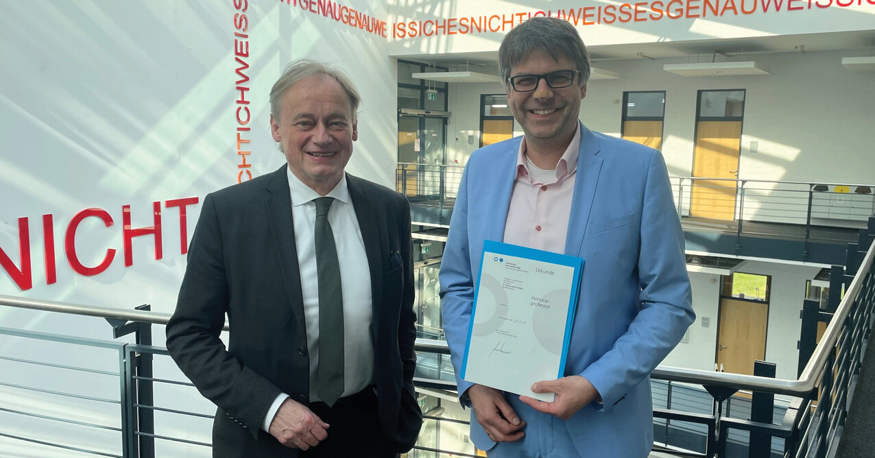From left to right: Prof. Dr Hartmut Ihne (President of Bonn-Rhein-Sieg University of Applied Sciences) and Prof. Dr Oliver Locker-Grütjen (President of Rhein-Waal University of Applied Sciences)