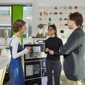 Studierende stehen und unterhalten sich in einem Fab Lab.