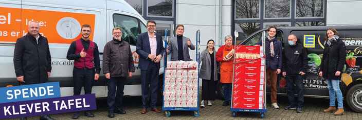 Von links nach rechts: Prof. Dr.-Ing. Peter Kisters (Vizepräsident für Forschung, Innovation und Wissenstransfer der Hochschule Rhein-Waal), Andreas Adolf (Edeka Brüggemeier), Horst Mulder (Klever Tafel), Dr. Oliver Locker-Grütjen (Präsident der Hochschule Rhein-Waal), Joshua Lehmann (AStA-Vorsitzender), Tais Pennisi (AStA), Christel Wolf (Klever Tafel), Tim Schirmer (AStA), Wolfgang Egenberger (Edeka Brüggemeier), Mia Parker (AStA)