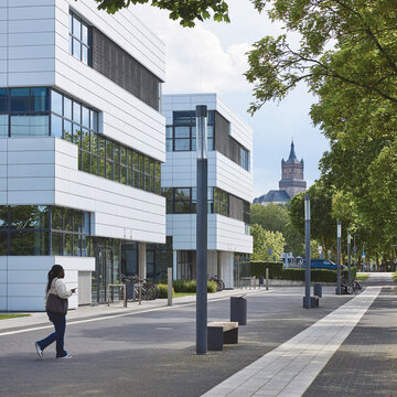 Campus Kleve mit modernen Gebäuden, im Hintergrund ist die Schwanenburg.