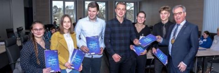 Parlamentarische Debatte von Schülerinnen und Schülern zum Thema Energie (PM)