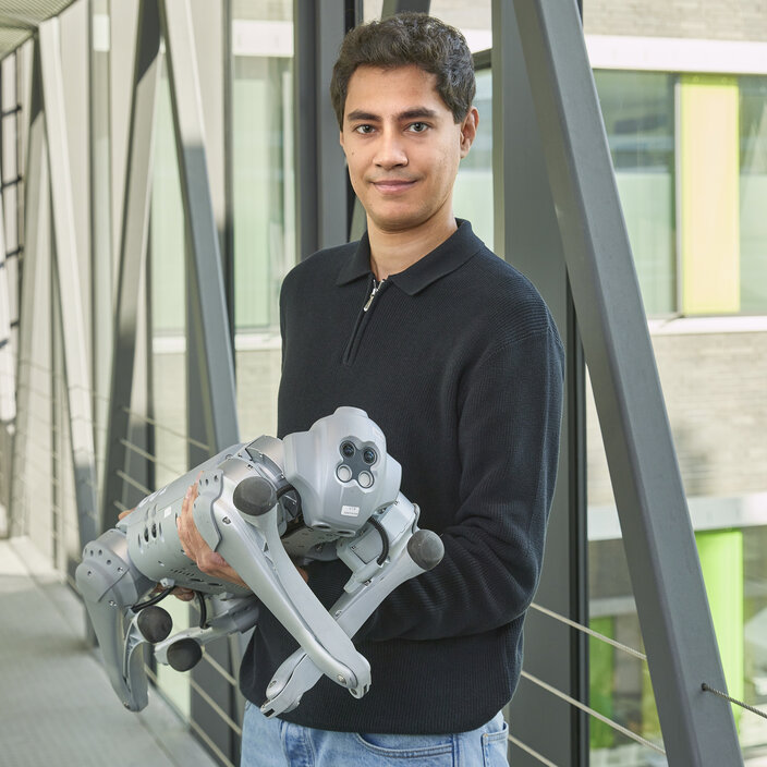 Aarij-Muhammadaus Jan aus Pakistan Porträtbild Aarij-Muhammadaus Jan mit vierbeinigem Roboter.