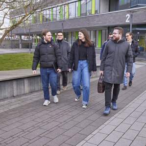 Eine Gruppe von Studierenden geht über den Campus.