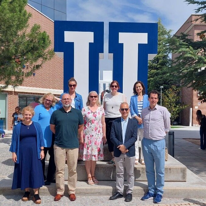 ein Gruppenfoto mit den beteiligten Personen des Den-Haag-Netzwerkes vor einem Universitätszeichen