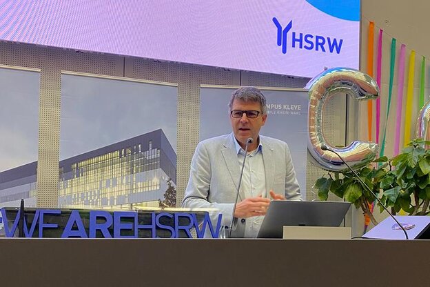 The President of HSRW, Prof. Dr Oliver Locker-Grütjen, welcomes the new students at the freshers’ welcome event.