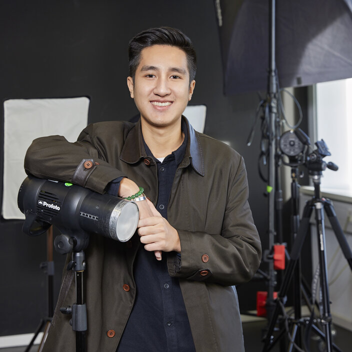 Nguyen-Ngoc-Duy Dinh aus Vietnam Porträt von Nguyen-Ngoc-Duy Dinh, Student aus Vietnam, posiert in einem Fotostudio mit dem Arm auf einem Studioblitz.