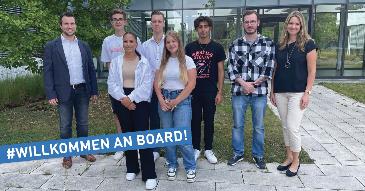 Front row, from left to right: Jasmin Siebert (office administration trainee; Department 2), Alisha Greffin (Voluntary Ecological Year, Tropenhaus) Back row, from left to right: Michael Strotkemper (Chancellor of the University), Benjamin Hegemann (Voluntary Ecological Year, Tropenhaus), Niklas Schatschneider (trainee technical product designer; Faculty of Technology and Bionics), Marvin Baran (trainee IT specialist for system integration; Department 3), Pascal van Veggel (Trainee IT Specialist for Systems Integration; Department 3), Katrin Bongertmann (Head of Apprenticeship Training at the University of Applied Sciences)