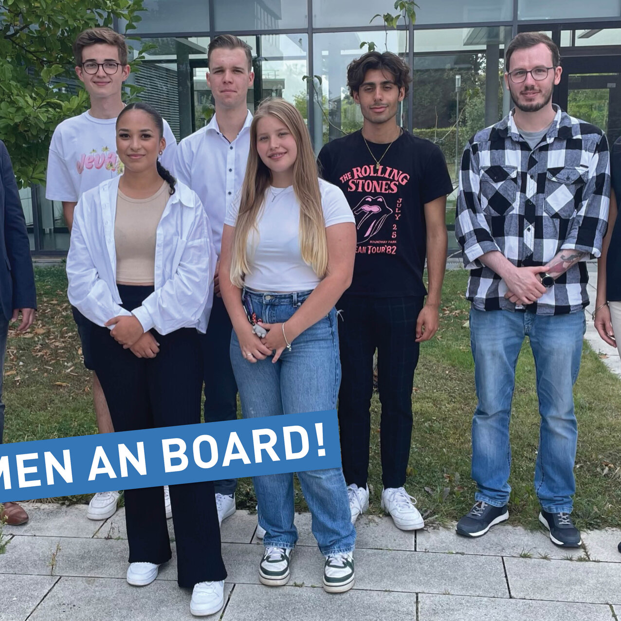 Reihe vorn von links nach rechts: Jasmin Siebert (Auszubildende Kauffrau für Büromanagement; Dezernat 2), Alisha Greffin (Freiwilliges ökologisches Jahr, Tropenhaus) Reihe hinten von links nach rechts: Michael Strotkemper (Kanzler der Hochschule), Benjamin Hegemann (Freiwilliges ökologisches Jahr, Tropenhaus), Niklas Schatschneider (Auszubildender zum technischen Produktdesigner; Fakultät Technologie und Bionik), Marvin Baran (Auszubildender zum Fachinformatiker für Systemintegration; Dezernat 3), Pascal van Veggel (Auszubildender zum Fachinformatiker für Systemintegration; Dezernat 3), Katrin Bongertmann (Ausbildungsleitung der Hochschule)