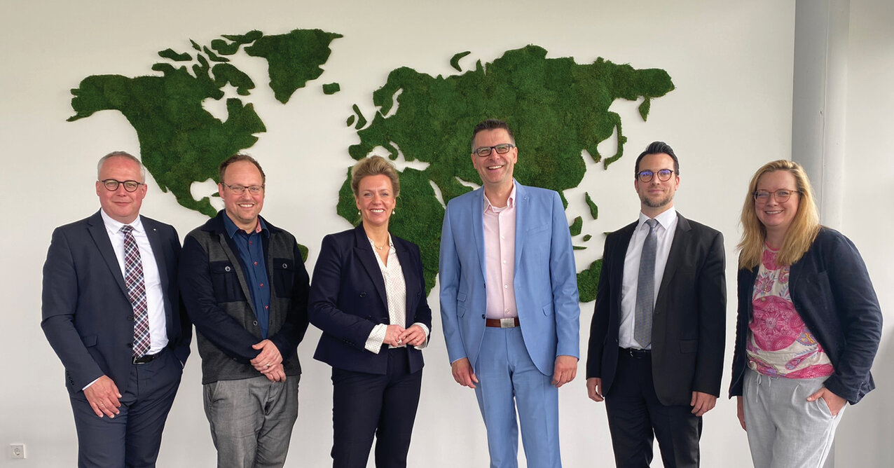 Minister Ina Brandes is welcomed by the Executive Board of Rhein-Waal University of Applied Sciences during her inaugural visit; from left to right: Vice-Presidents Prof. Dr Peter Kisters and Prof. Dr Jörg Petri, Minister Ina Brandes, University President Prof. Dr Oliver Locker-Grütjen, Chancellor Michael Strotkemper and Vice-President Prof. Dr Tatiana Zimenkova