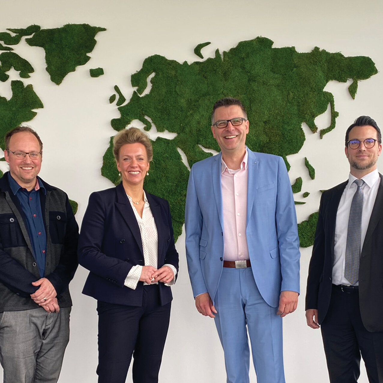 Ministerin Ina Brandes wird vom Präsidium der Hochschule Rhein-Waal bei ihrem Antrittsbesuch begrüßt, v.l.n.r.: Vizepräsidenten Prof. Dr. Peter Kisters und Prof. Dr. Jörg Petri, Ministerin Ina Brandes, Hochschulpräsident Prof. Dr. Oliver Locker-Grütjen, Kanzler Michael Strotkemper und Vizepräsidentin Prof. Dr. Tatiana Zimenkova
