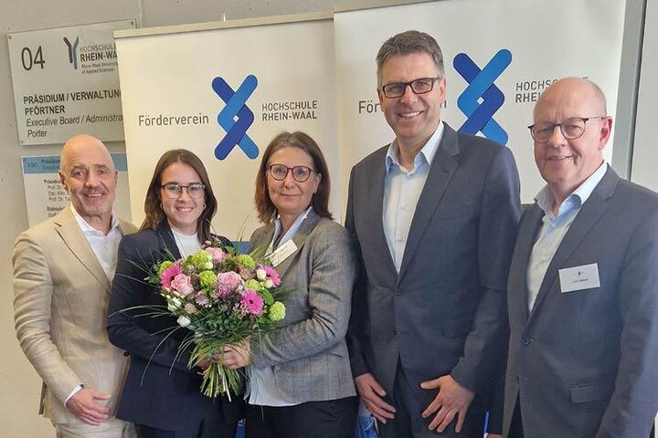 v.l.n.r.: Dr. Stefan Dietzfelbinger (Vorstandsvorsitzender FV HSRW), Julia Nepicks (Geschäftsführerin FV HSRW), Sabine Albrecht (Präsidentin FV HSRW), Prof. Dr. Oliver Locker-Grütjen (Präsident der Hochschule Rhein-Waal), Albert von Hebel (ehemaliger Präsident des FV HSRW)