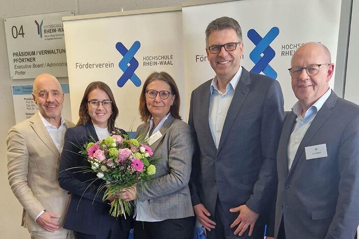 v.l.n.r.: Dr. Stefan Dietzfelbinger (Vorstandsvorsitzender FV HSRW), Julia Nepicks (Geschäftsführerin FV HSRW), Sabine Albrecht (Präsidentin FV HSRW), Prof. Dr. Oliver Locker-Grütjen (Präsident der Hochschule Rhein-Waal), Albert von Hebel (ehemaliger Präsident des FV HSRW)