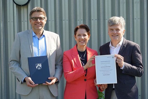 From left to right: Prof. Dr Oliver Locker-Grütjen, President of HSRW; Minister Silke Gorißen; Prof. Dr-Ing Rolf Becker, HSRW and project consortium leader