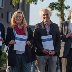 Bildunterschrift: Robert Beinio (l.), Brigitte Jansen (2.v.r.) und Irina Tönnißen (r.) verliehen den „Campus Cleve Social Award“ im Namen des Fördervereins an die engagierte Professor*innen-Gruppe: (2.v.l.n.r.) Prof. Dr. Philipp Schorn, Vizepräsidentin Prof. Dr. Tatiana Zimenkova, Prof. Dr. Joachim Fensterle und Prof. Dr. Gregor van der Beek