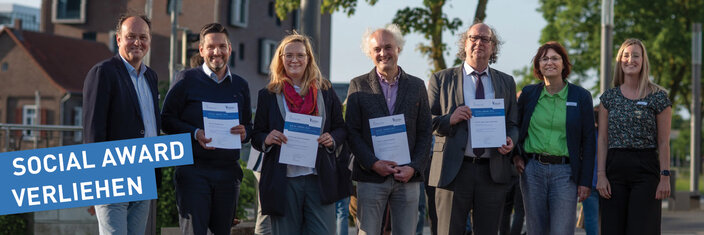 Bildunterschrift: Robert Beinio (l.), Brigitte Jansen (2.v.r.) und Irina Tönnißen (r.) verliehen den „Campus Cleve Social Award“ im Namen des Fördervereins an die engagierte Professor*innen-Gruppe: (2.v.l.n.r.) Prof. Dr. Philipp Schorn, Vizepräsidentin Prof. Dr. Tatiana Zimenkova, Prof. Dr. Joachim Fensterle und Prof. Dr. Gregor van der Beek