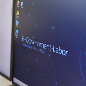 Bildschirmschoner mit Schriftzug "E-Government Labor"